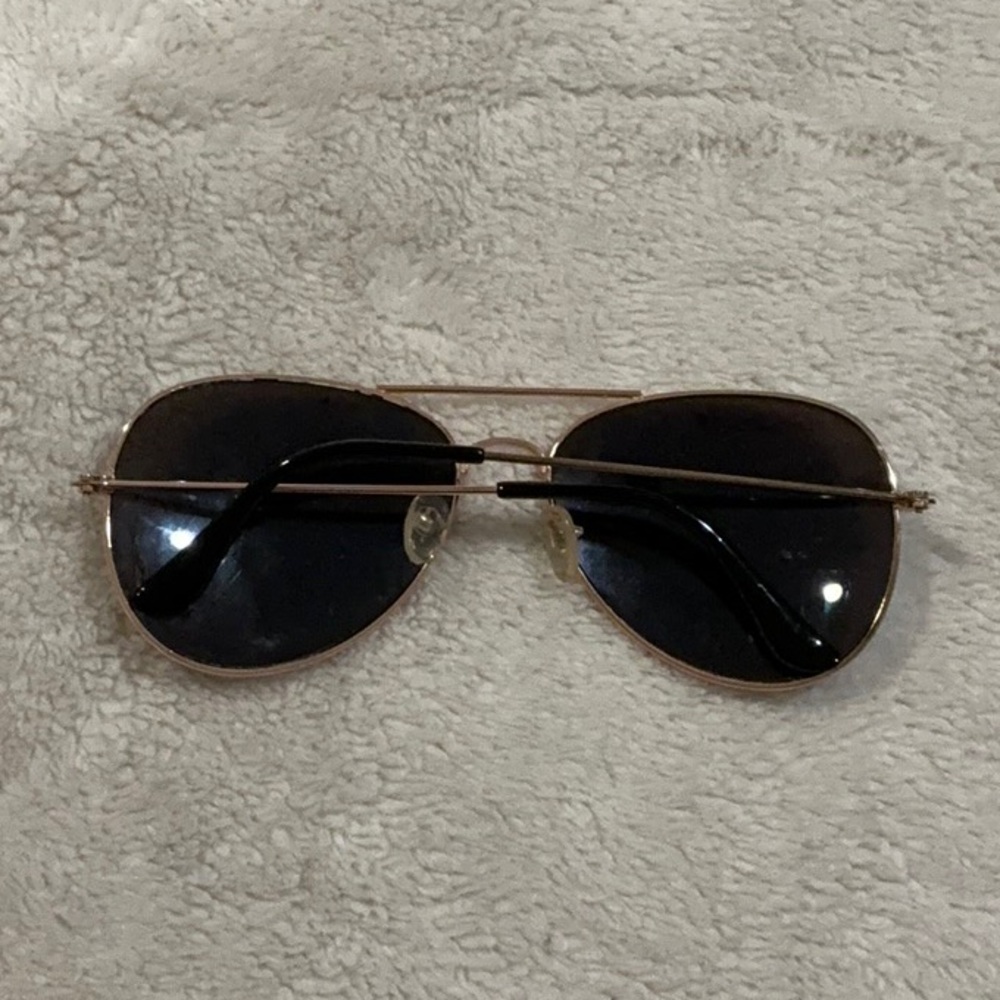 Aviator Sunglasses with Blue Lenses and metal framed. - Picture 2 of 4